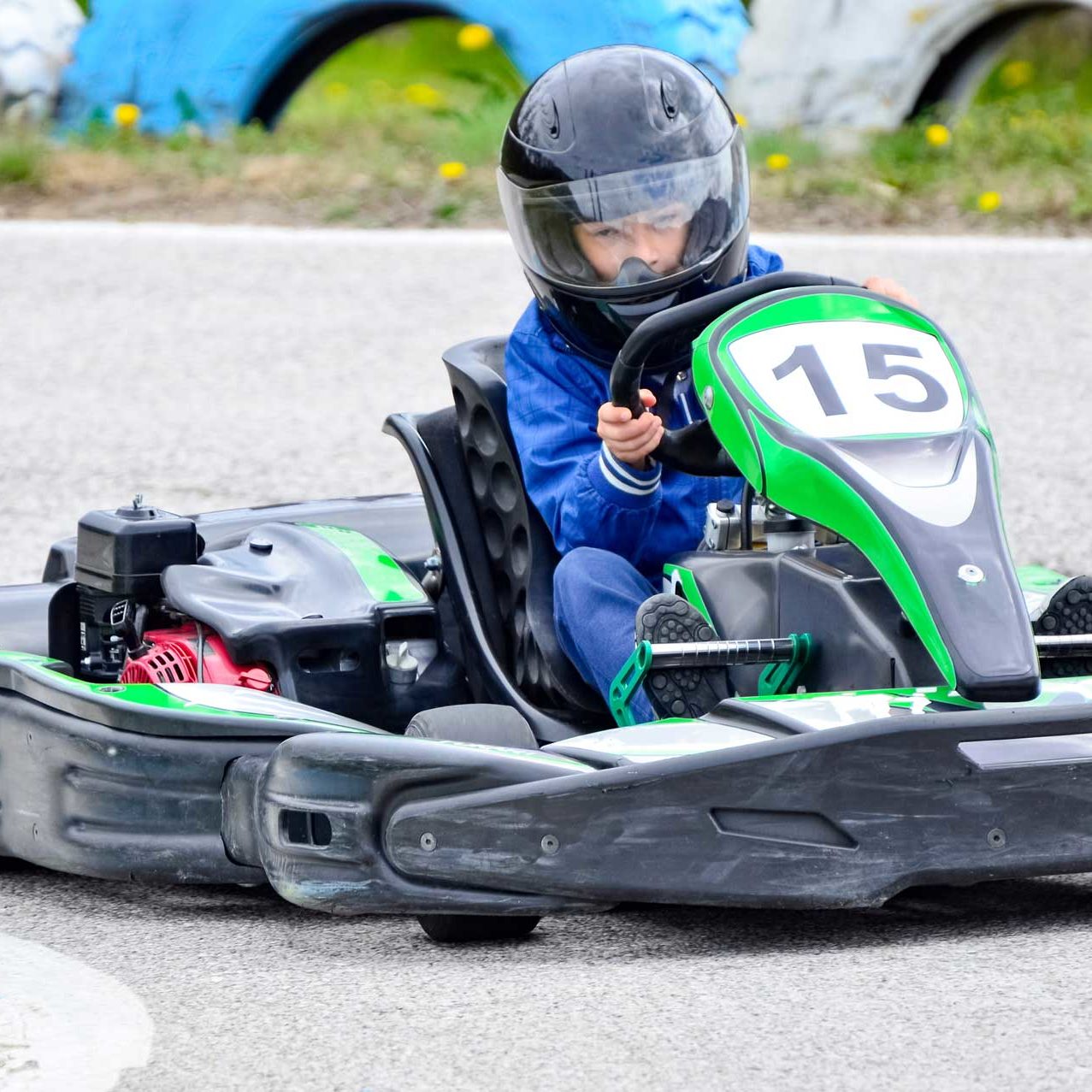 14 km. fra Dønfoss ligger det en flott go-cart bane med utleie. Bilde av gutt som kjører Go