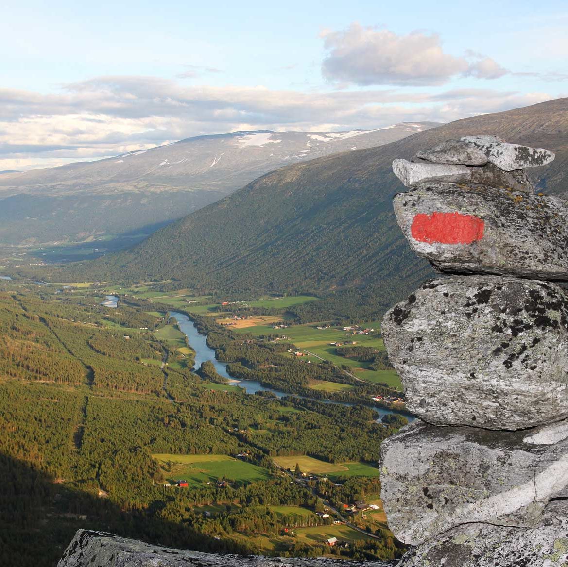 Turvarde på toopen av Jøingdalen med utsikt over bygda Skjåk. 