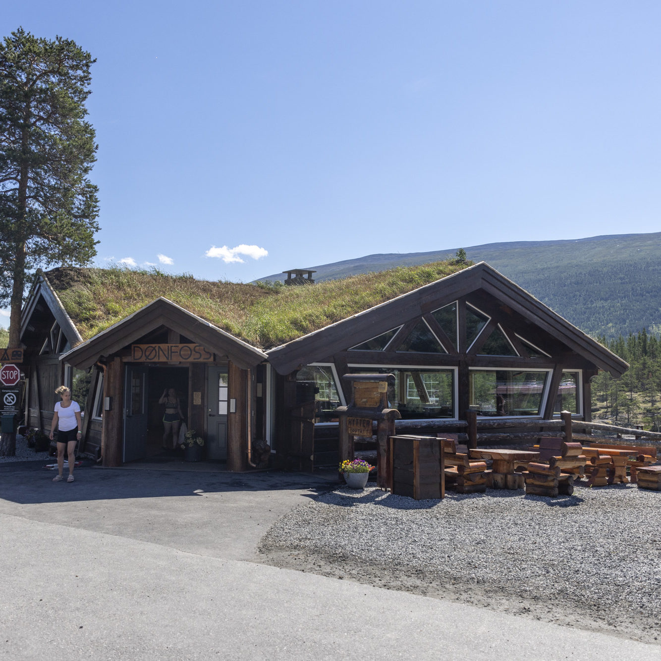 Resepsjonsbygget på campingplassen er stort og innehar matservering og fin utsikt til basseng, foss og vakker natur.