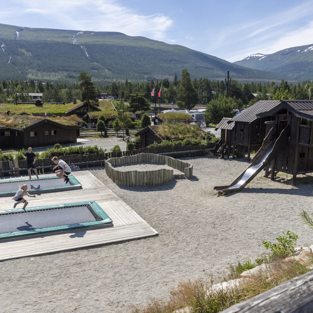 Lekeplass med trampoline, klatrehus, sklie og sandkasse. Dønfoss camping har flere lekeplasser på campingen. 
