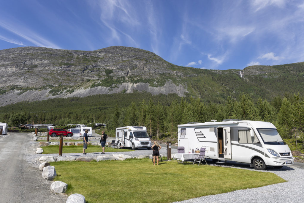 Bobilcamping med romslig plass på Dønfoss camping.