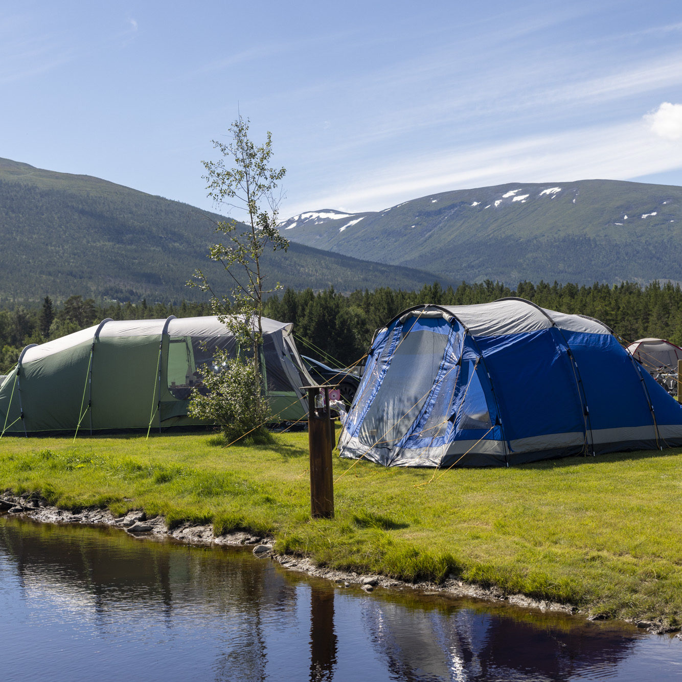 Teltoppstilling ved tjern på Dønfoss camping.