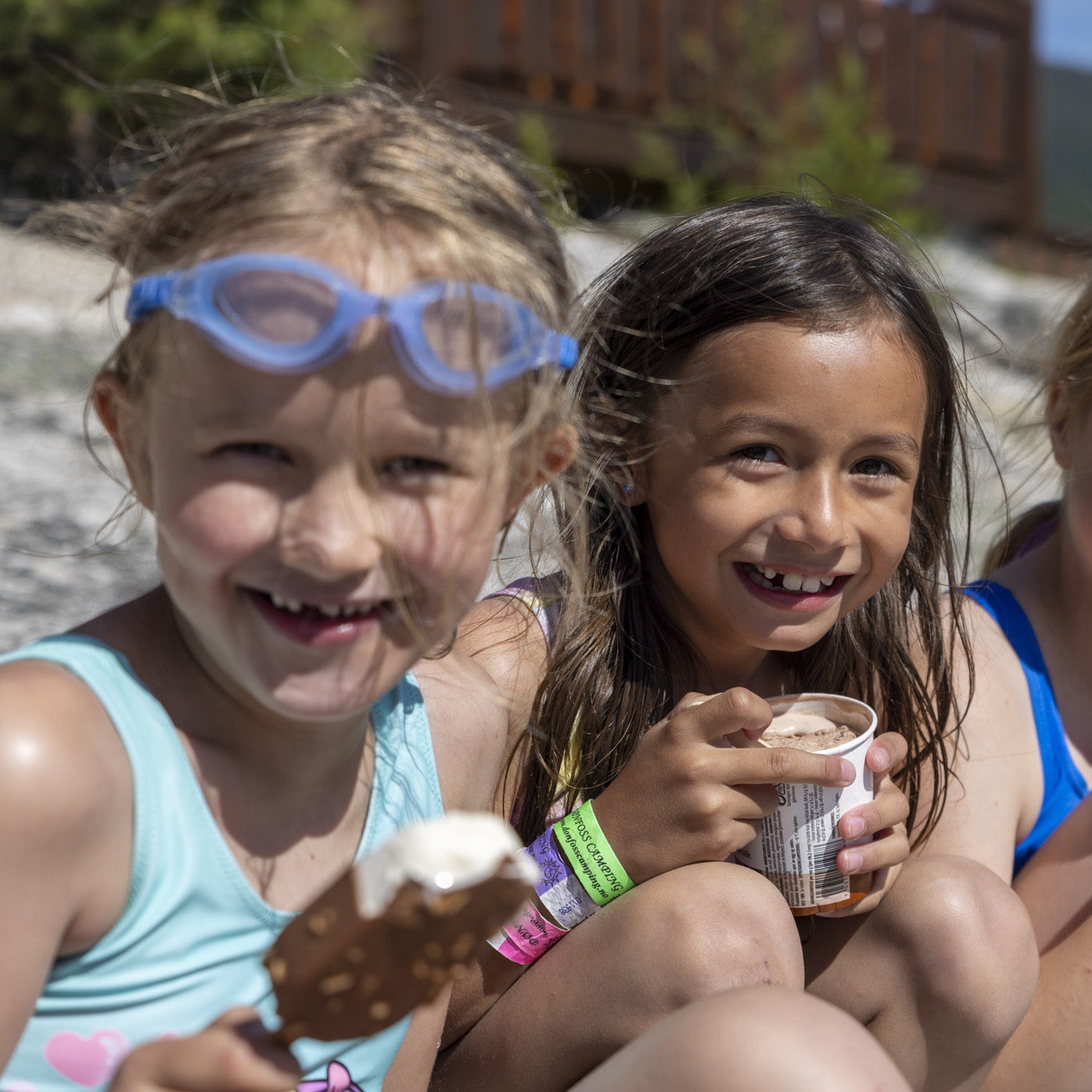 Glade jenter spiser is i sola.