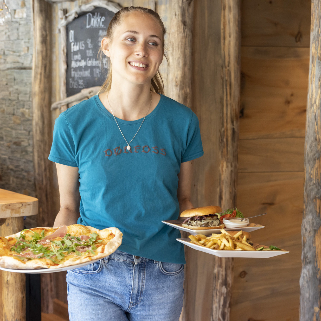 Servitør med matservering i restauranten.